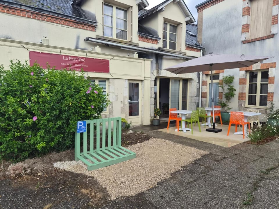 Property building, Restaurant/places to eat, Breakfast