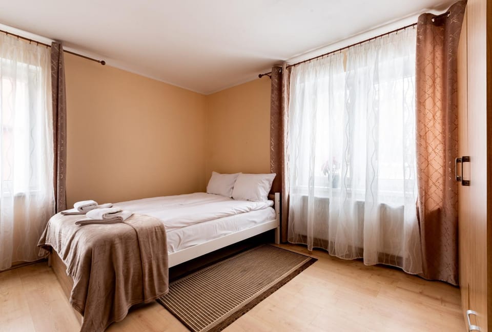 Bed, Photo of the whole room, towels
