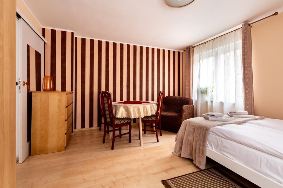 Bed, Living room, Photo of the whole room, Seating area, Dining area