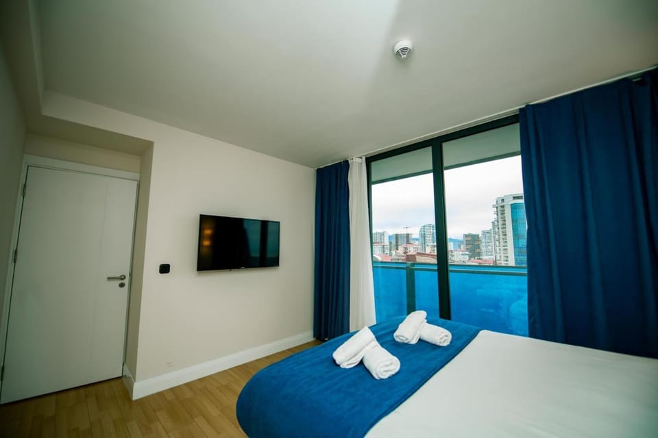 Bed, TV and multimedia, Photo of the whole room, Bedroom, towels
