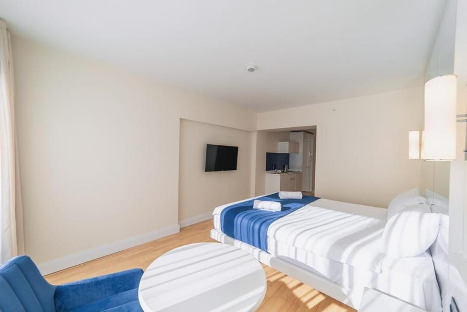 Communal lounge/ TV room, Bed, TV and multimedia, Photo of the whole room, Evening entertainment, Bedroom, towels