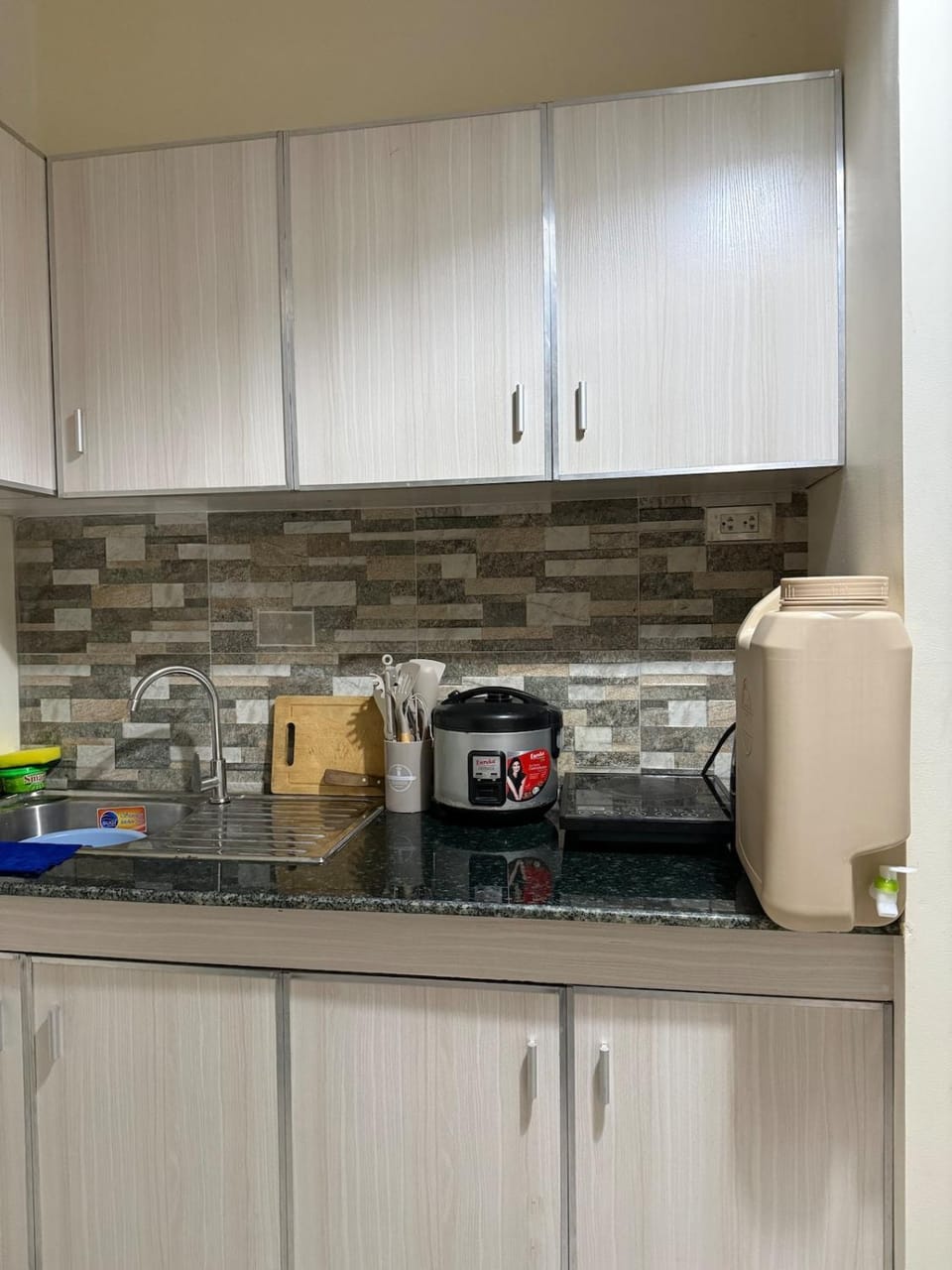 Near Airport Double Bed Condotel Apartment in Paranaque