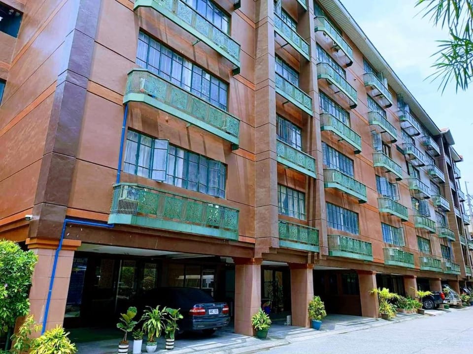 Near Airport Double Bed Condotel Apartment in Paranaque