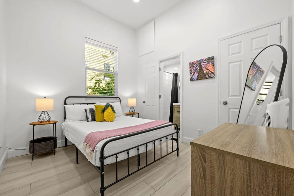 Pineapple Paradise - 2 Units - 13 min to Beach Apartment in Sarasota