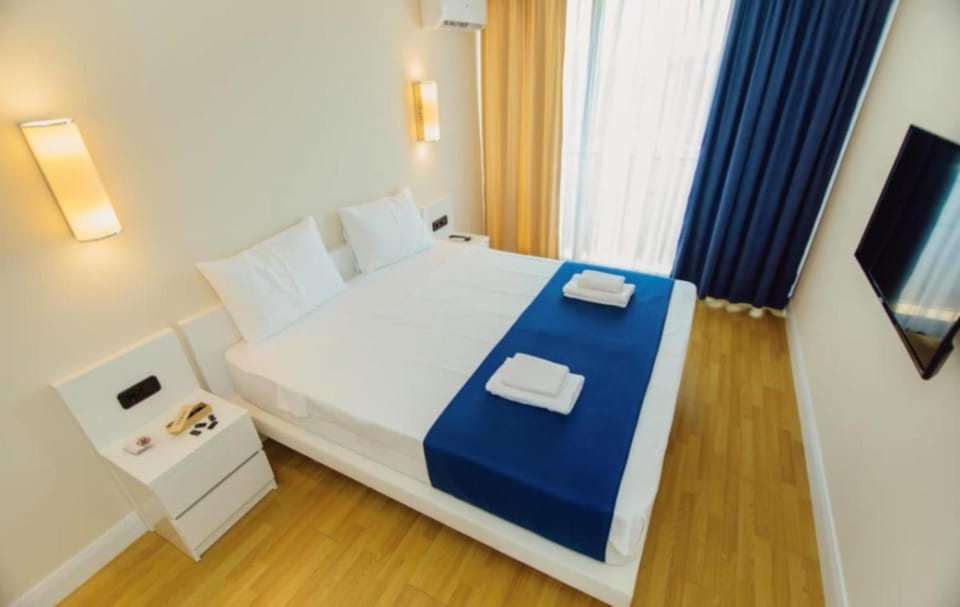Bed, TV and multimedia, Photo of the whole room, Bedroom, towels