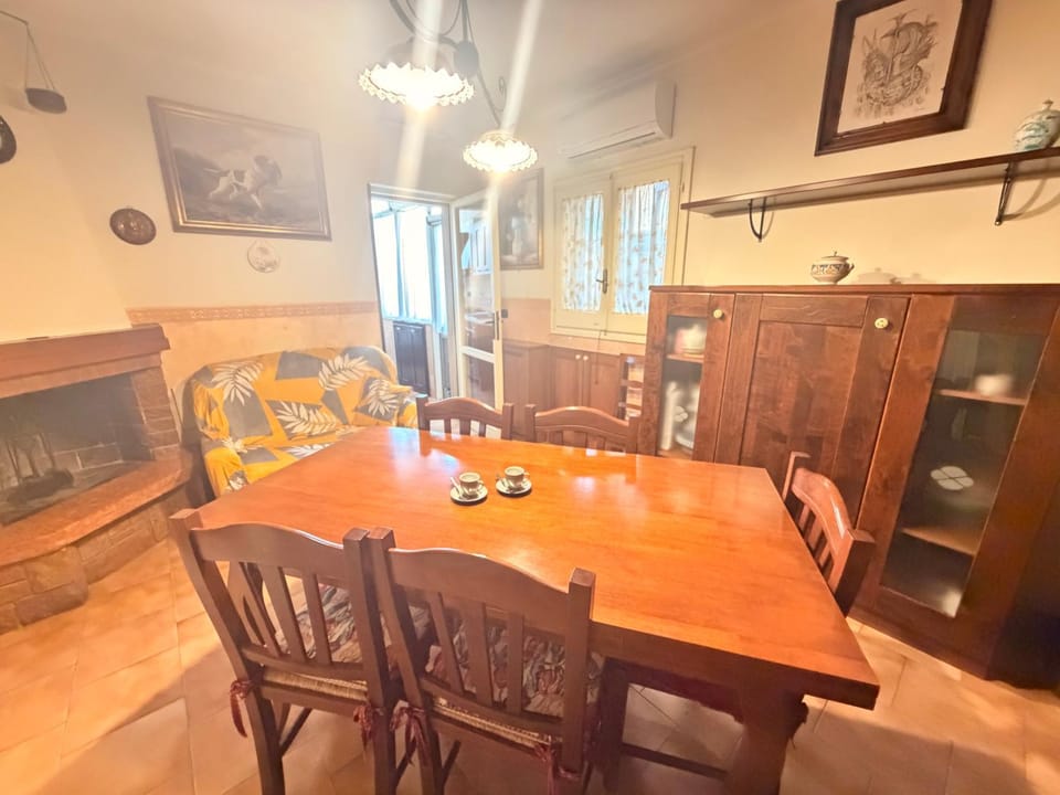 Dining area, Lunch, Lunch, fireplace, fireplace