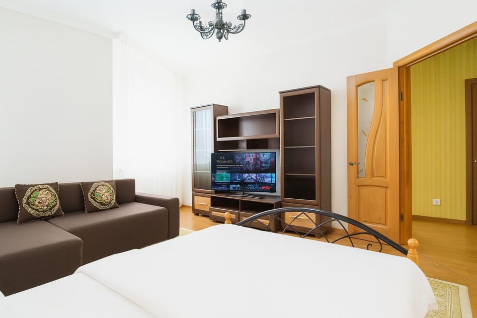 Bed, TV and multimedia, Bedroom