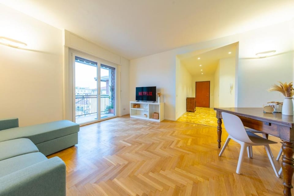 Spacious and bright 2bdr, 2 bathrooms Apartment in Milan