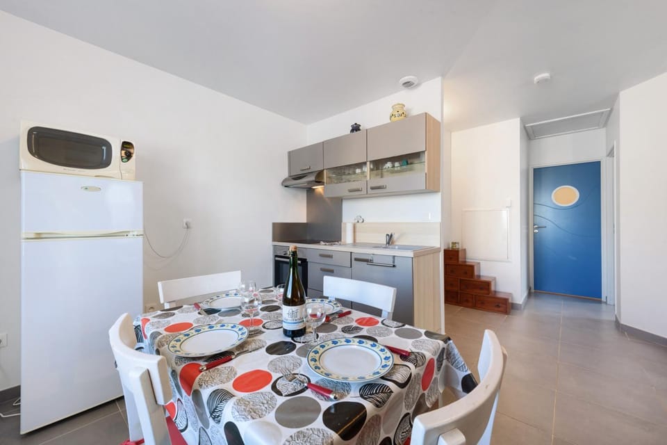 Property building, Kitchen or kitchenette, Living room