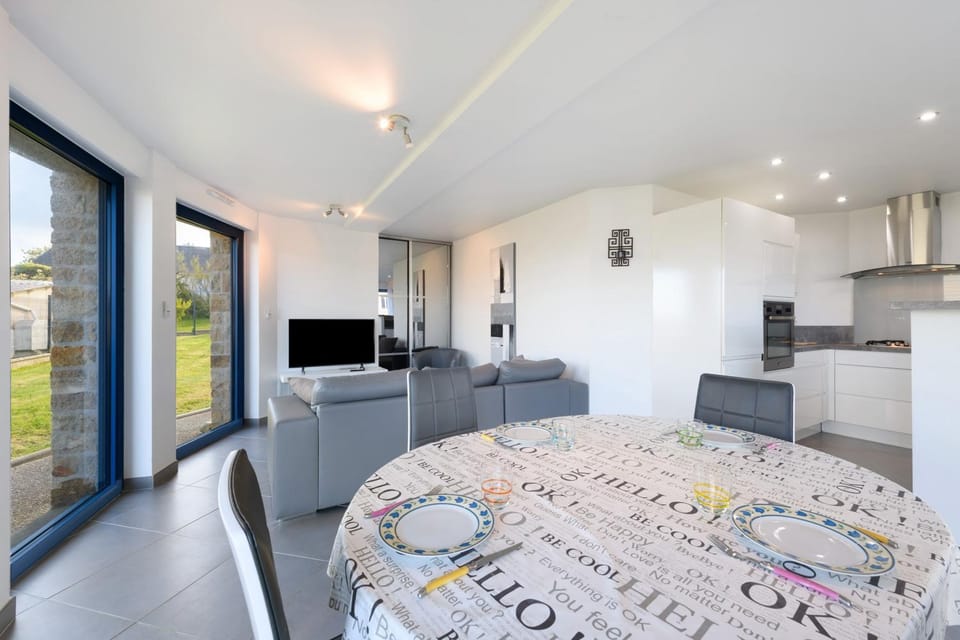 Property building, Kitchen or kitchenette, Living room