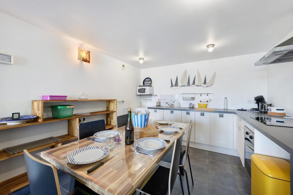 Property building, Kitchen or kitchenette, Living room