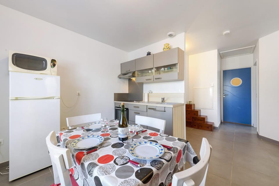 Property building, Kitchen or kitchenette, Living room