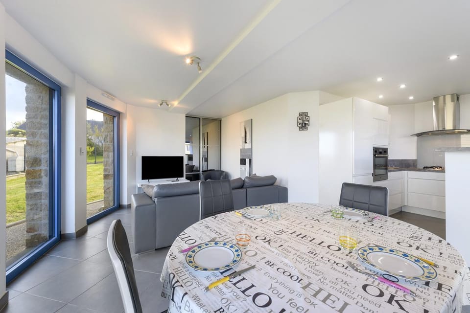 Property building, Kitchen or kitchenette, Living room