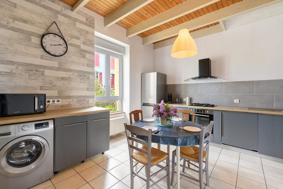 Kitchen or kitchenette, Living room