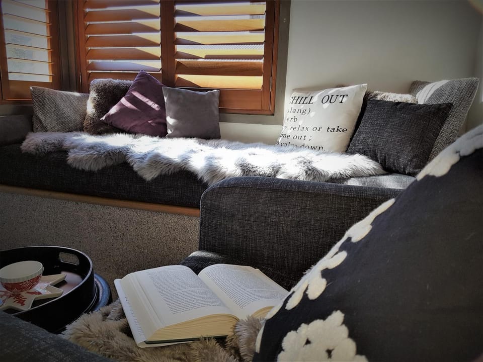 Bed, Living room, Decorative detail, Seating area