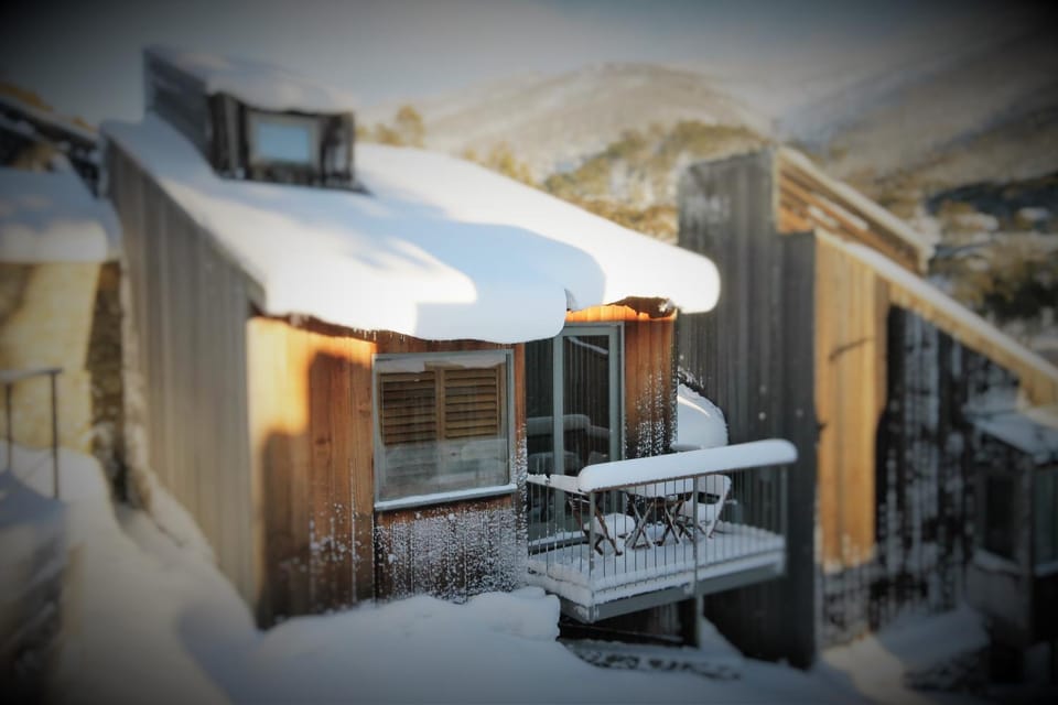 Property building, Patio, Facade/entrance, Day, Winter, Balcony/Terrace
