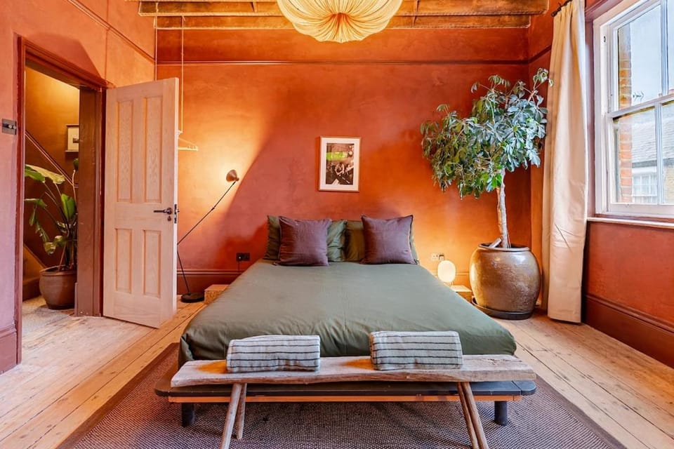 Stylish Spitalfields Hideaway Apartment in London