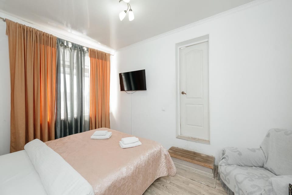 Bed, TV and multimedia, Bedroom
