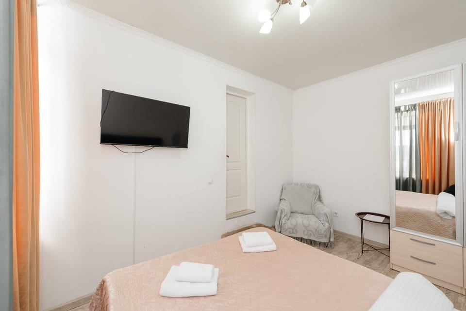 Bed, TV and multimedia, Bedroom