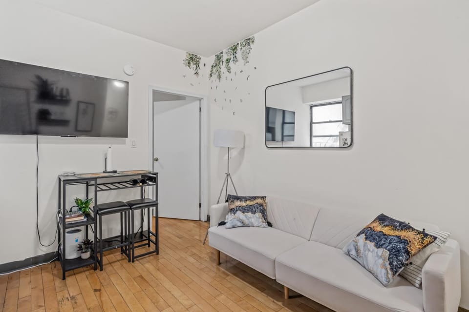 Chic Times Square 1-Bedroom Apartment - Hosts 4 Bed and Breakfast in Midtown