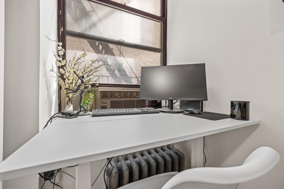 Chic Times Square 1-Bedroom Apartment - Hosts 4 Bed and Breakfast in Midtown