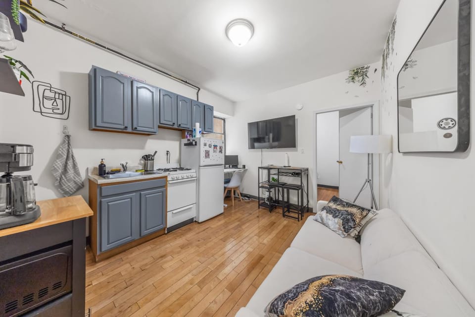 Chic Times Square 1-Bedroom Apartment - Hosts 4 Bed and Breakfast in Midtown