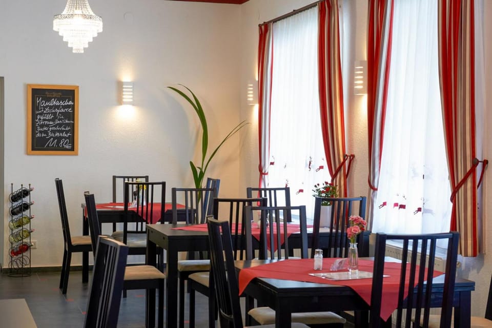 Restaurant/places to eat, Banquet/Function facilities, On site
