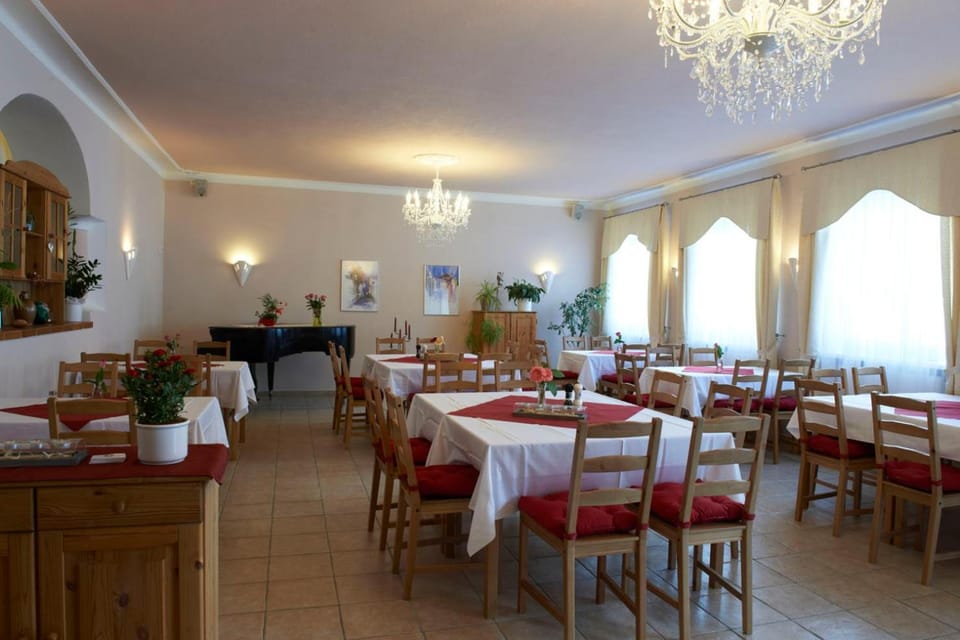 Restaurant/places to eat, Banquet/Function facilities, On site