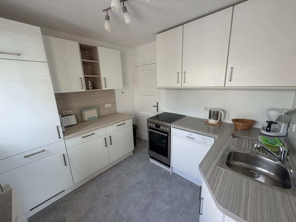 Coffee/tea facilities, Kitchen or kitchenette, dishwasher, oven, stove