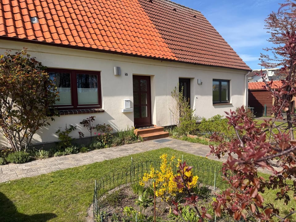 Property building, Spring, Day, Garden, Garden view