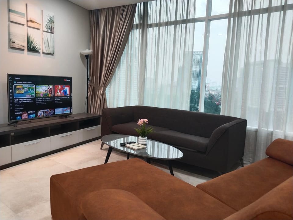 Communal lounge/ TV room, TV and multimedia, Living room, Seating area, Evening entertainment