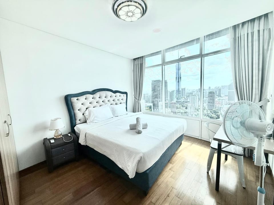 Bed, Living room, Photo of the whole room, Seating area, Dining area, Bedroom, City view