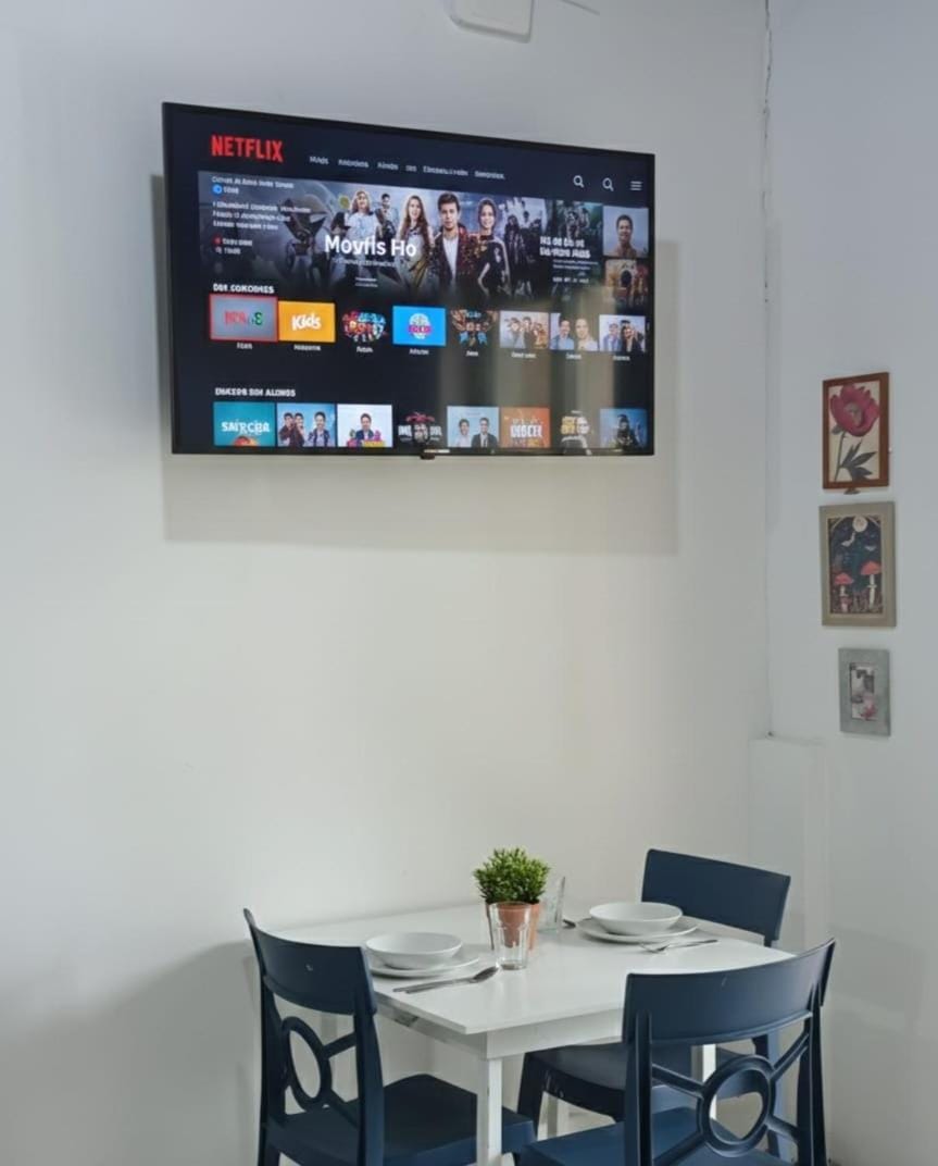 TV and multimedia, Living room, Seating area, Dining area