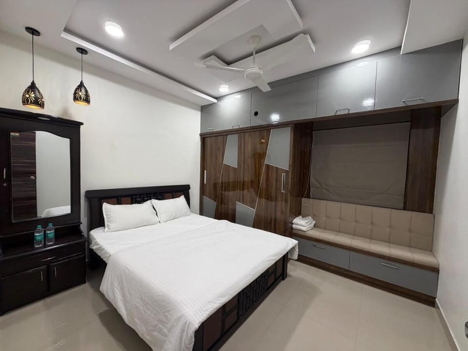 Bed, Photo of the whole room, Bedroom, towels, wardrobe, air conditioner