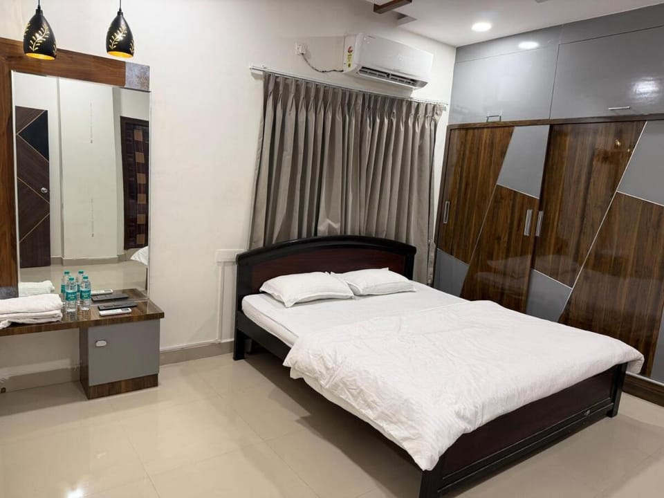 Bed, Photo of the whole room, Bedroom, wardrobe, air conditioner