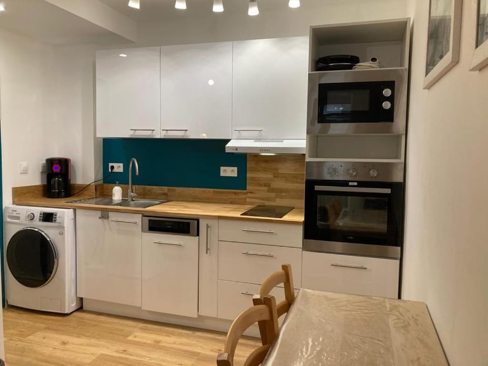 Kitchen or kitchenette, Dining area
