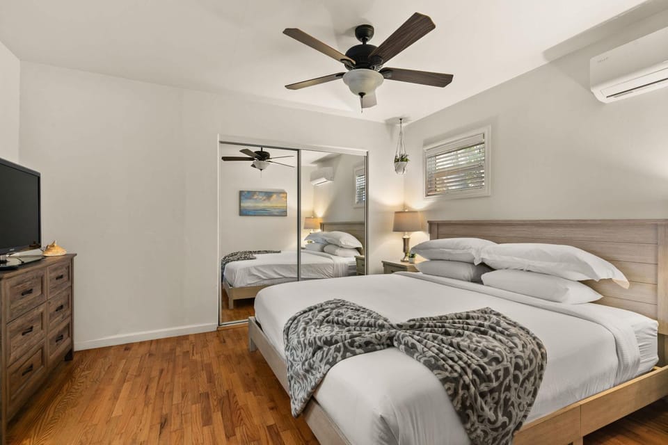 PB Bungalow-Private fenced yard-Parking-Remodeled House in Mission Bay