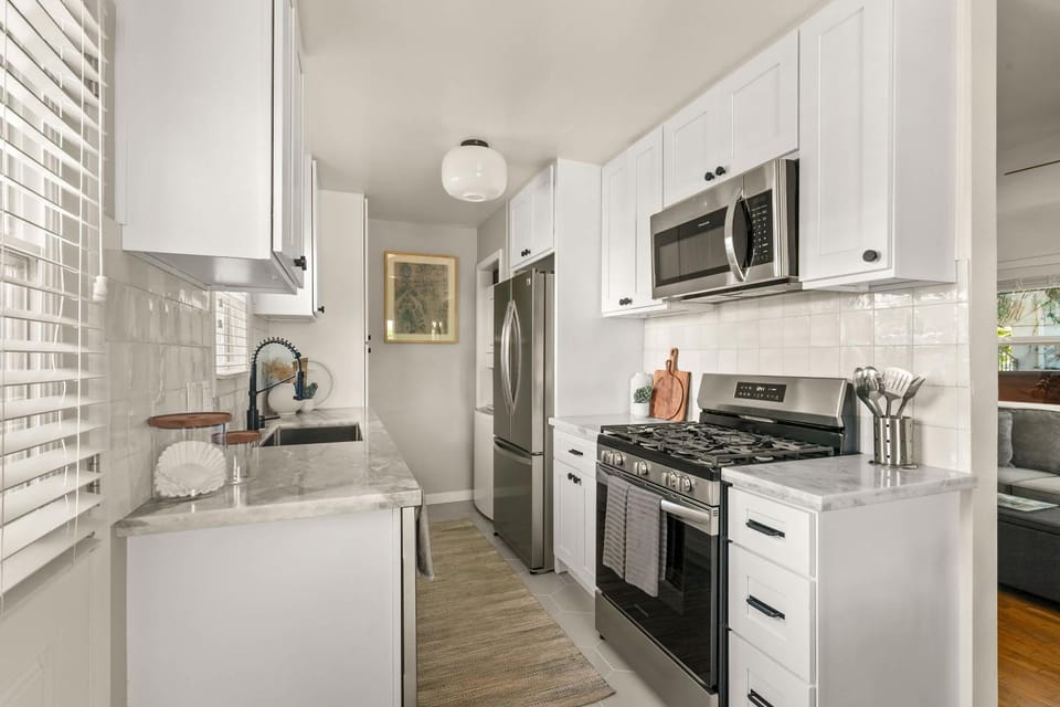 PB Bungalow-Private fenced yard-Parking-Remodeled House in Mission Bay