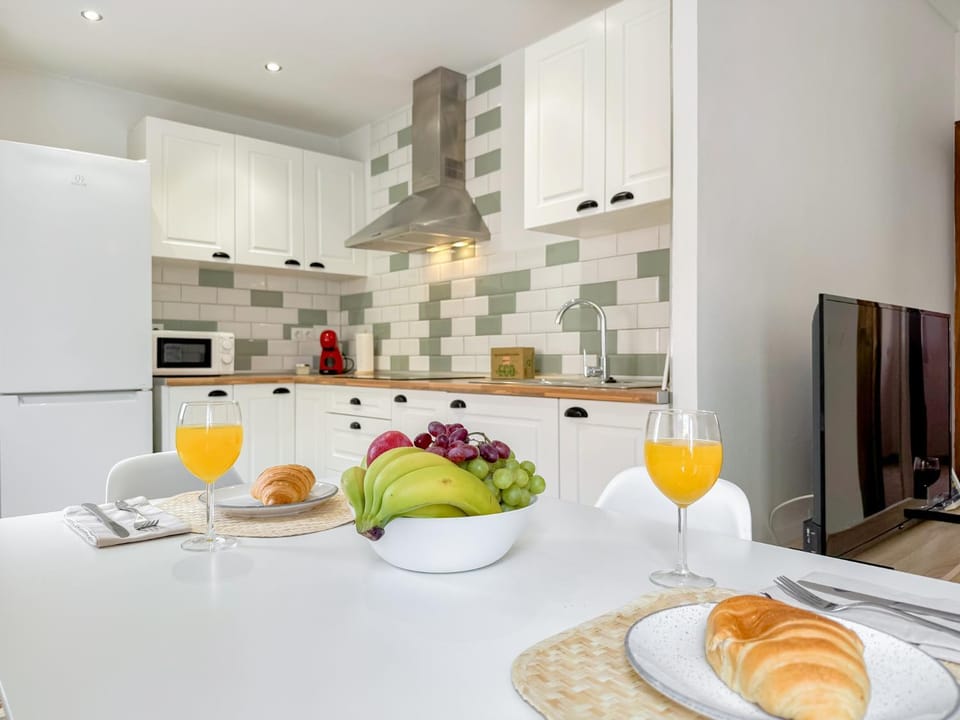 Kitchen or kitchenette, Dining area, Food, Continental breakfast, minibar, oven, stove, toaster
