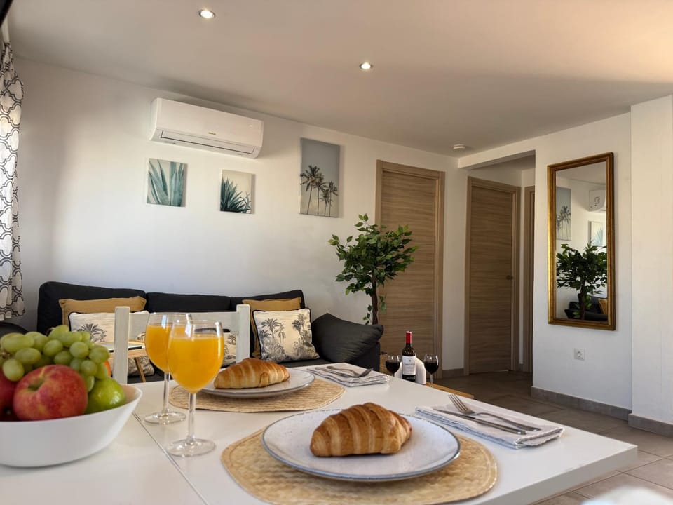 Kitchen or kitchenette, Living room, Seating area, Breakfast