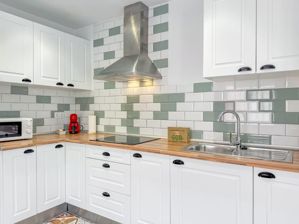 Kitchen or kitchenette, minibar, stove