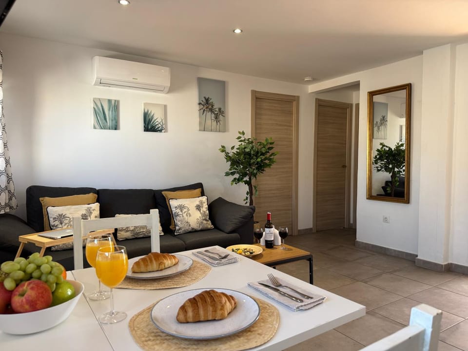 Kitchen or kitchenette, Living room, Seating area, Dining area, Food