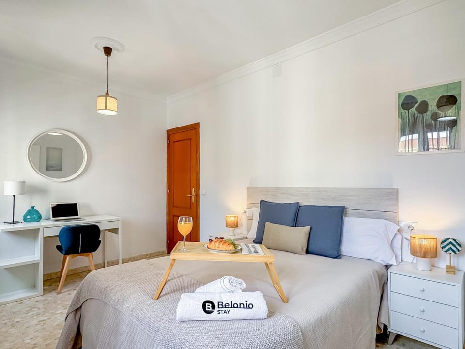 Bed, Photo of the whole room, Seating area, Bedroom