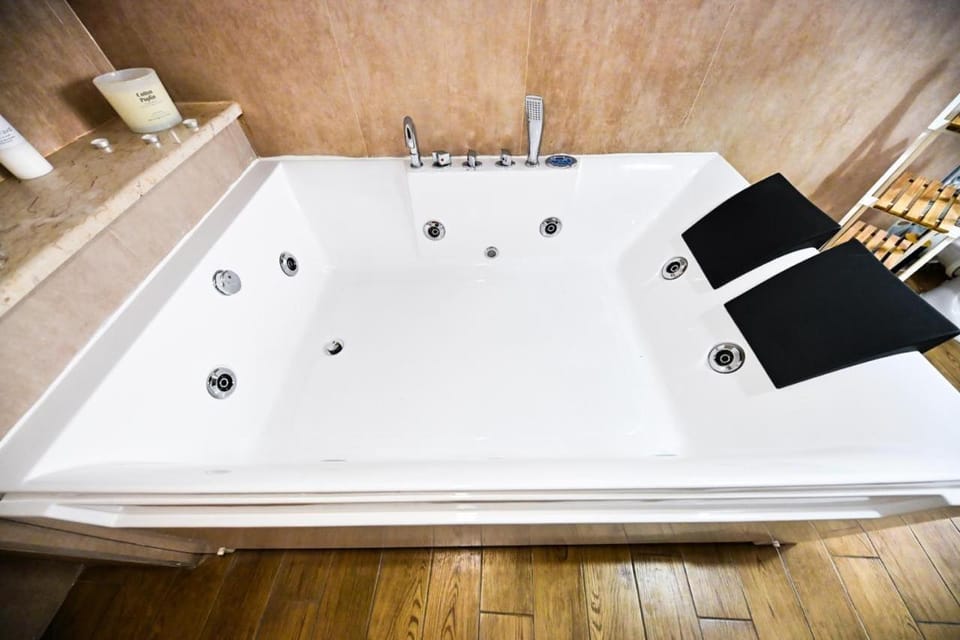 Hot Tub, Bathroom