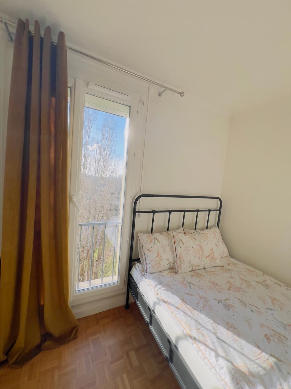 Chambre chelles près de Paris Est Bed and Breakfast in Chelles