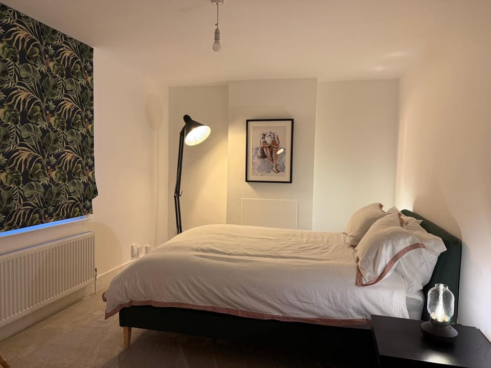 5 Bed Cottage House in Enfield