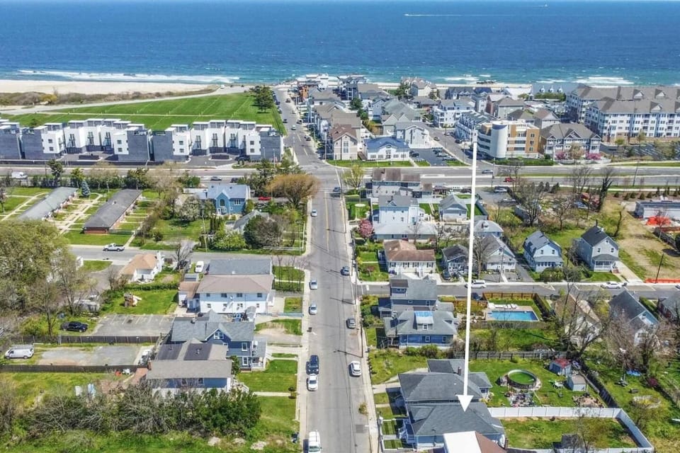 3BR Beach House | Fire Pit & Bar | Steps to Beach House in Long Branch