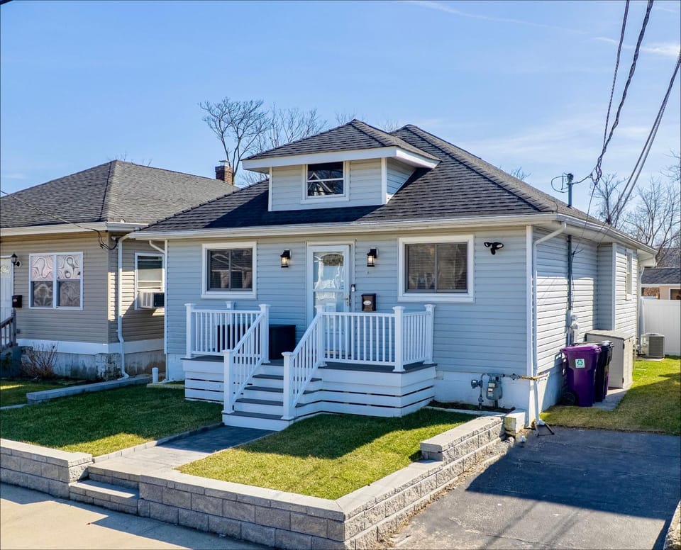 3BR Beach House | Fire Pit & Bar | Steps to Beach House in Long Branch