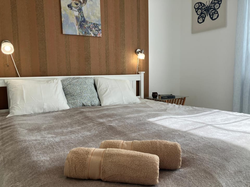 Bed, Photo of the whole room, Bedroom, Quiet street view, heating, safe, towels