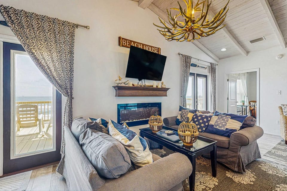 Charming beachfront home with Gulf views & wraparound deck - right on the sand House in Dauphin Island